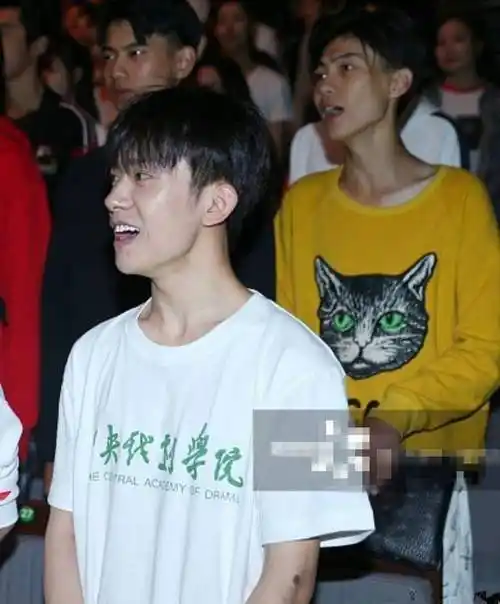胡先煦搂易烊千玺搞怪合影,千玺戴帽略害羞,发言稿获称赞无数