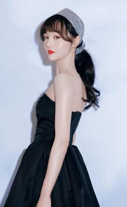 出席活动的时候还是一条黑色连衣裙,加上闪钻的发带,郑爽完美的诠释了