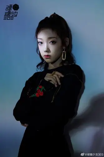 926希林娜依高酷飒黑裙红色花朵刺绣腕带亮眼点缀硬糖少女303希林娜依