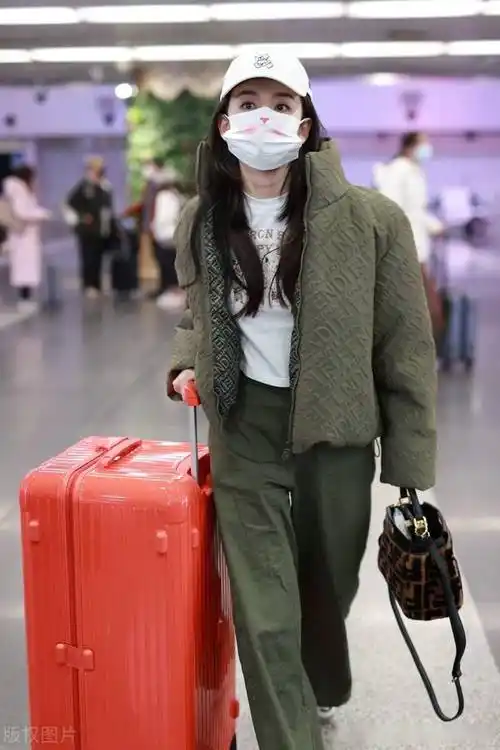 2021年12月29日,北京,宋祖儿机场街拍.