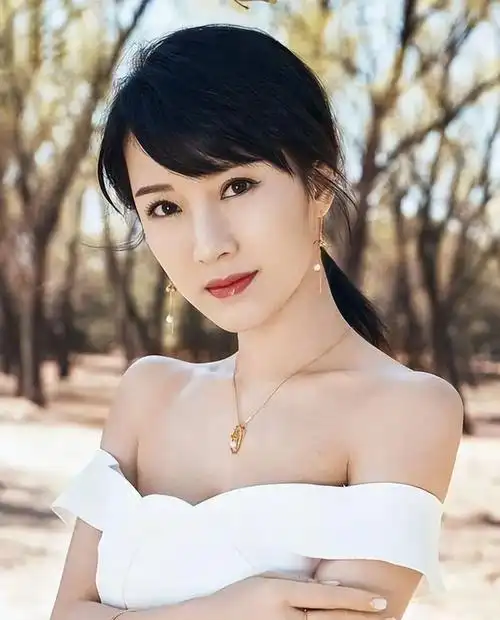 和富商结婚12年,37岁女明星晒三胎孕照,网友:有钱生多少都可以