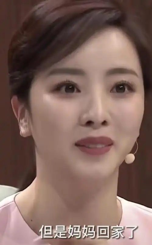 央视主持人李思思晒初雪打扮低调朴素意外露富开几十万豪车