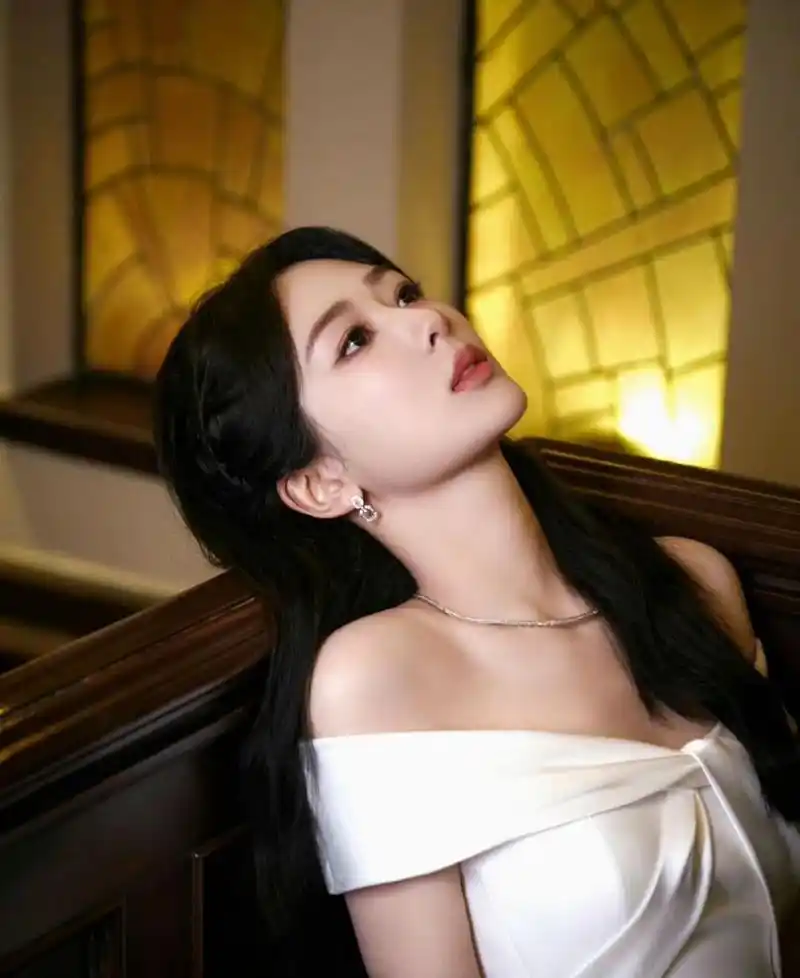 杨紫抹胸蝴蝶结白裙造型,大气温婉,又美又仙～状态满分99,超漂亮的