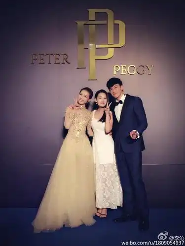 李沁半夜婚礼现场晒和孙俪萧敬腾合照,网友:魏大勋人家想结婚