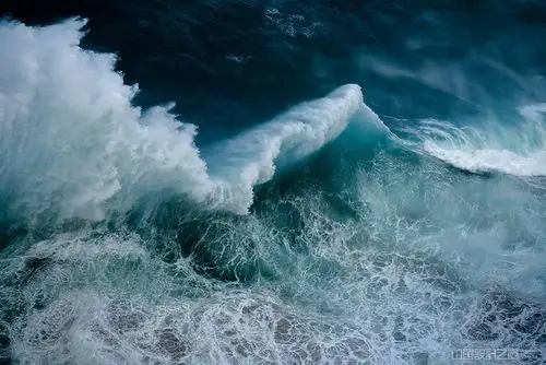 我们很兴奋能与沙博尔特谈论他拍摄海浪摄影的旅程.