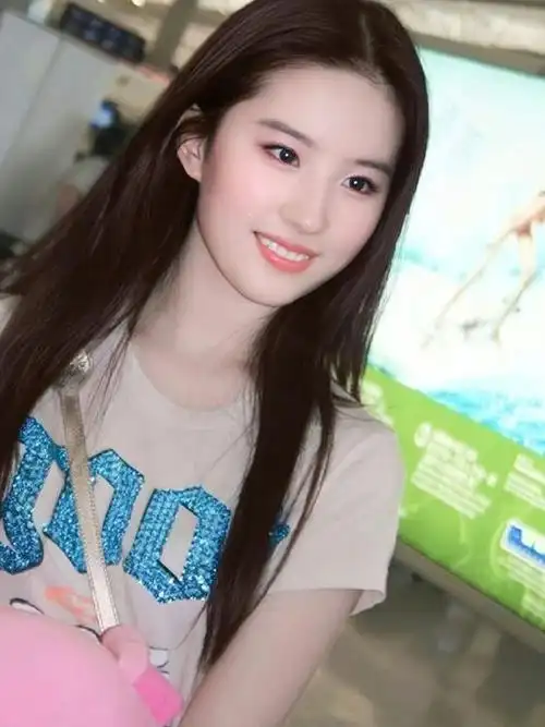 清纯之极的刘亦菲,大家可还喜欢.这是在给粉丝签名吗.