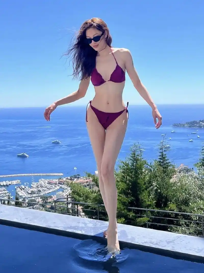 钟楚曦泳装写真:水边倩影,美如夏花绽放