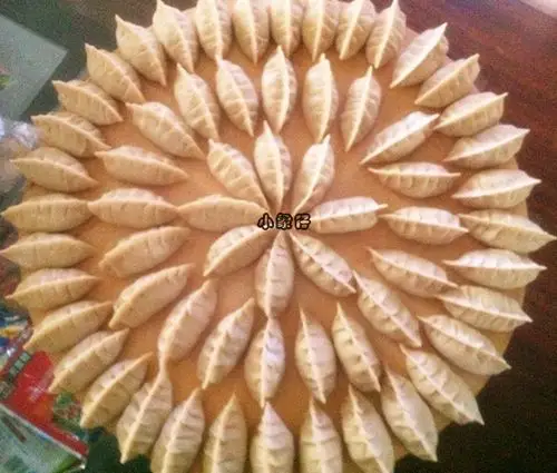 "家里人都挺爱包饺子的,每次都会一次性买很多肉,包很多饺子,放