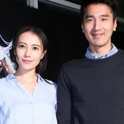 高圆圆赵又廷夫妇现身机场 穿搭随性有说有笑