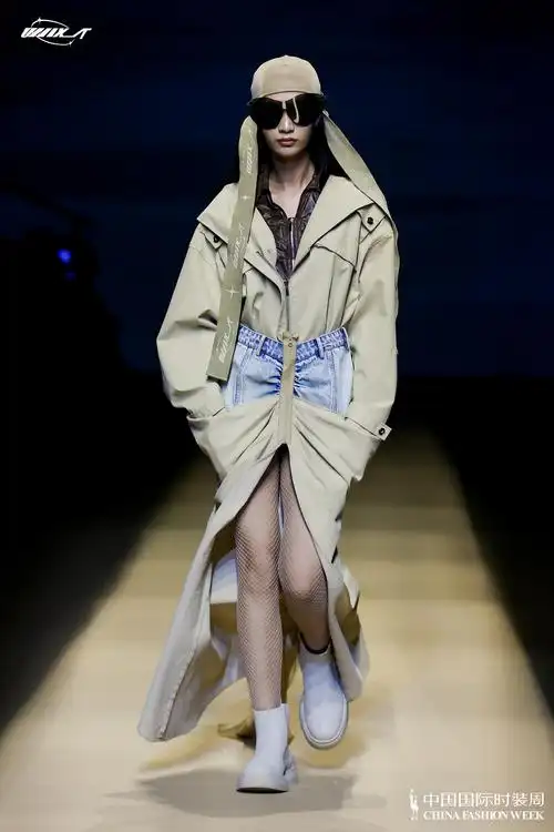 看美女穿破烂这场秀让我置身末日科幻大片现场