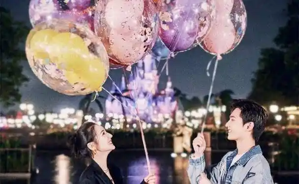 杨洋和热巴共撑一把伞在迪士尼看烟花,背影很浪漫,身体很僵硬_荣耀