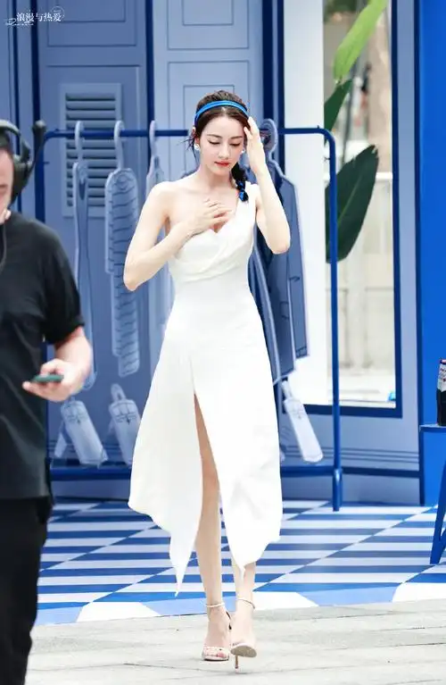 迪丽热巴二月行程##迪丽热巴红衣旧照