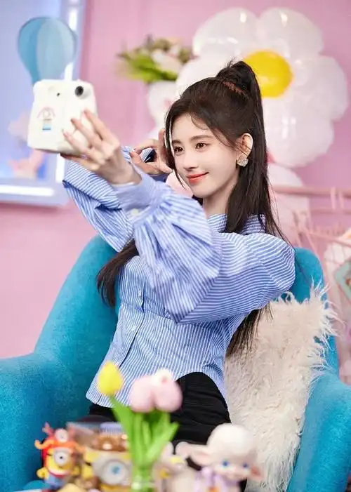 鞠婧祎发布直播美图俏脸嘟嘴穿条纹衫高扎马尾青春元气