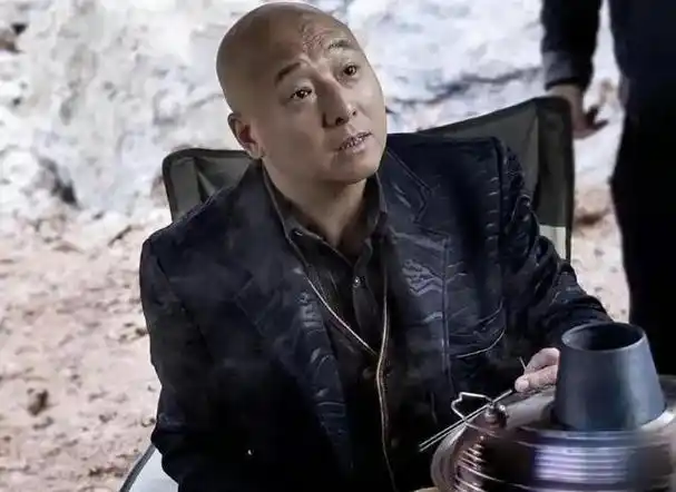 他那经典的光头形象,外加两撇八字胡,举手投足之间尽显"老大"做派.