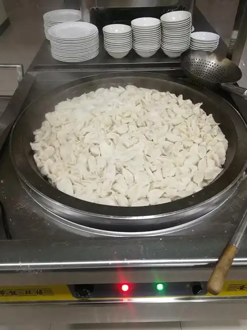 大锅煮饺子