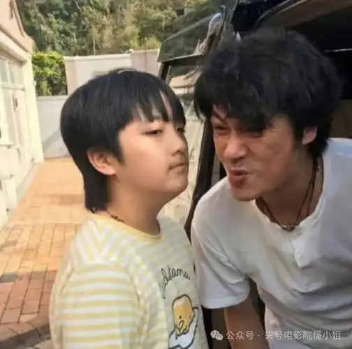吴镇宇15岁儿子费曼变182壮汉!被嘲像乔杉,他才是最真实星二代
