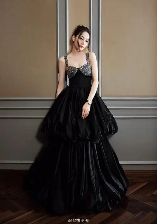 热巴:黑色星钻吊带礼服,真是热辣迷人#热图阁公众号#@热图阁