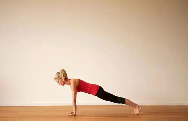 斜方肌过于发达,看起来显壮又老气,几个动作让你轻松练出直角肩