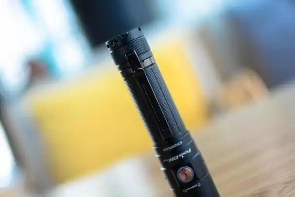 手机的手电筒,亮度非常有限,一些场景之下,仅能用作短距离的照明使用.