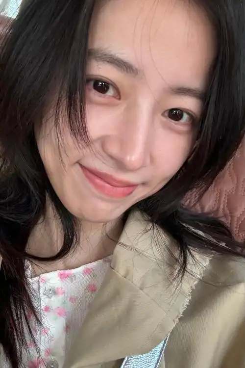 阳光下的周雨彤自拍##周雨彤比耶素颜自拍