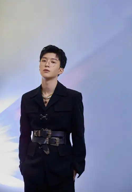 范丞丞眼镜造型汇总斯文绅士或霸气超a演绎不同的帅气男友风