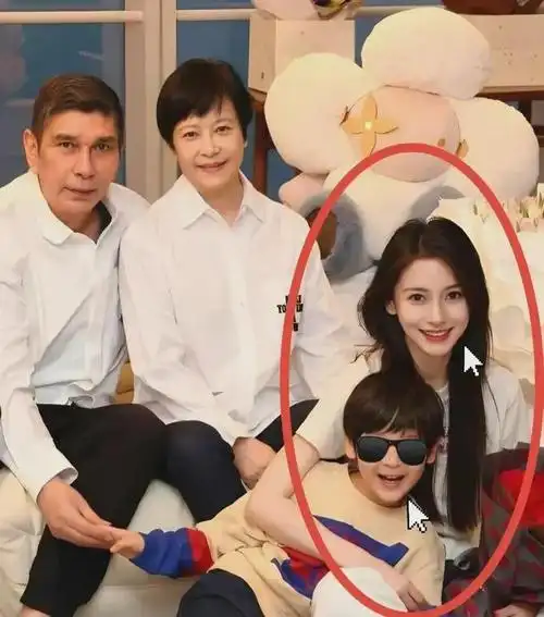 黄晓明7岁儿子正脸照罕见曝光