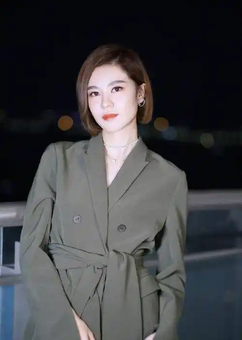 35岁的郁可唯真会穿,短发搭配红黑长裙,网友:真有古典韵味_时尚_鞋子