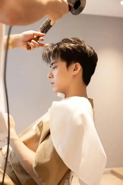 李易峰做造型侧颜照##李易峰侧颜照