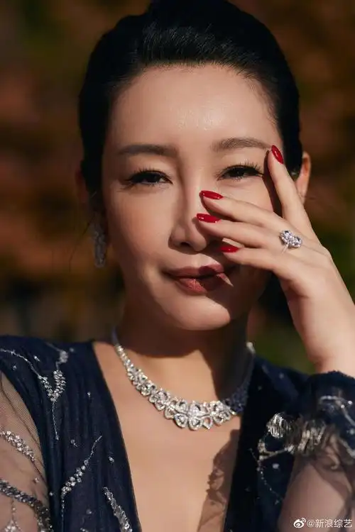 秦海璐的暖阳大片好有氛围感,低头浅笑,眼神如诉