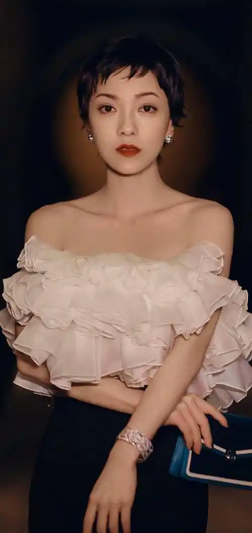 原创郭采洁面对传闻不再低头如今34岁的郭采洁私下穿搭太帅气