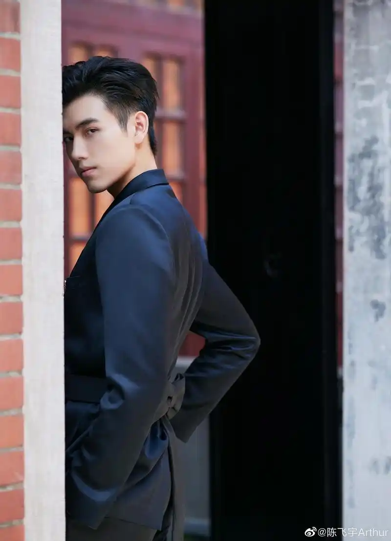 组图:陈飞宇黑色西装大片曝光 繁花中半遮面侧颜精致