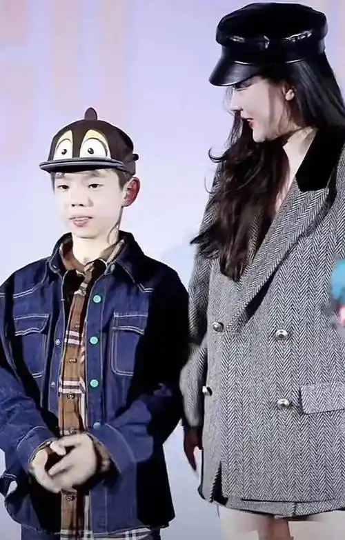 嗯哼长大了,颜值与小时候大不同,腺样体面容明显!_霍思燕_网友_变化