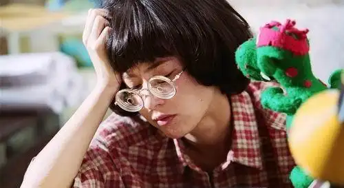 得了高度近视,不仅仅是戴着啤酒瓶底一样厚的眼镜那么简单.