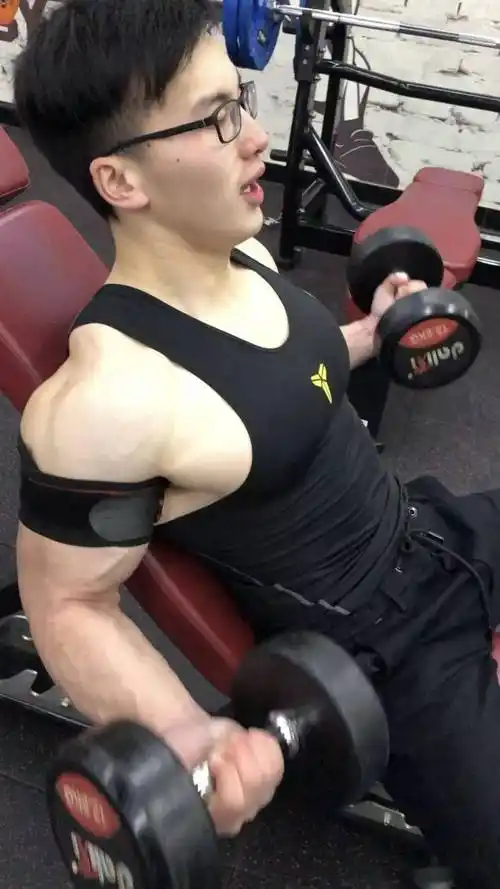 江苏肌肉男自拍走红,实力太顶了_健身_训练_减肥