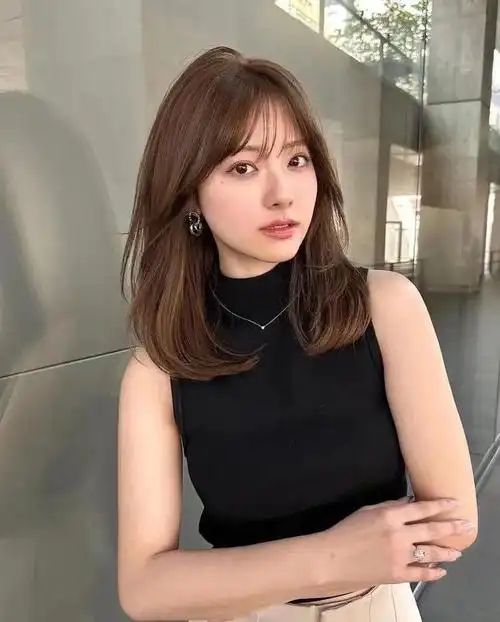 微扣中长发是一种极具气质和优雅的发型,长度刚好在肩膀以下,给人一种