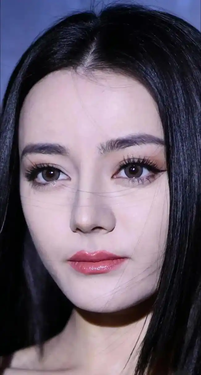 话说有些人真的是老天赏饭吃,迪丽热巴这张脸,天生就是来当明星的吧!