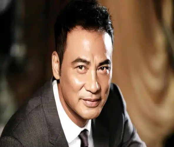 2019年他成为首位"金鹰视帝"的中国香港演员