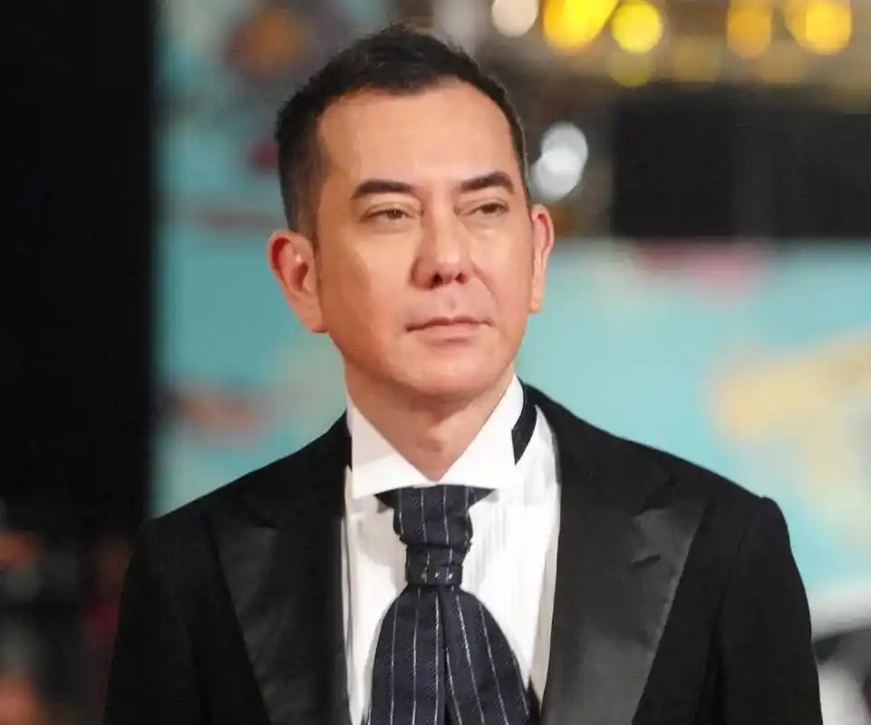 泪奔!寻父50年,黄秋生终与英国兄弟团聚-搜狐大视野-搜狐新闻