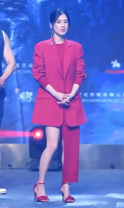 黄圣依穿一身红衣太尴尬当年与阿娇同框也没输如今却衣品成迷