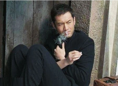 那些有烟瘾的男女明星们 公认他吸烟最有范