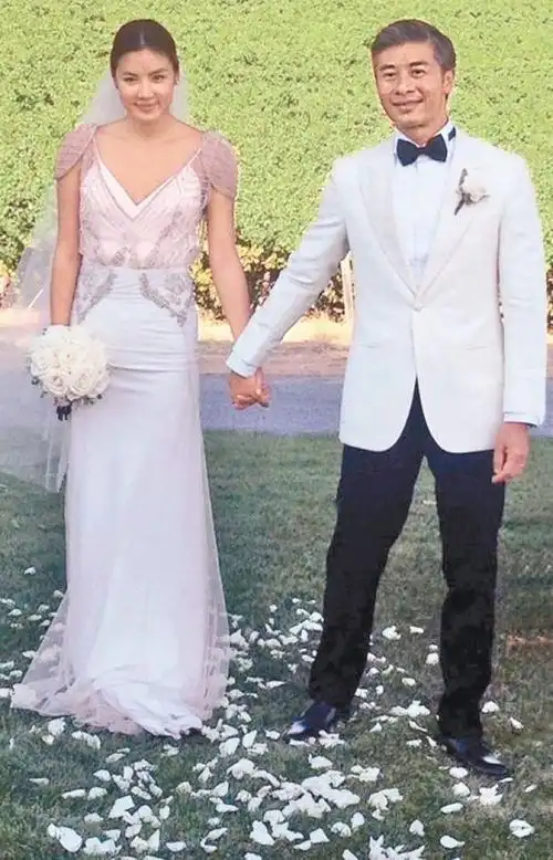 今年8月份和老公ian在婚礼现场的乐基儿,身材比现在苗条很多.