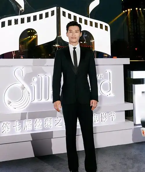 窦骁一身黑色西装配白衬衫,挺拔高挑的身材配上质感黑,帅气十足_腾讯