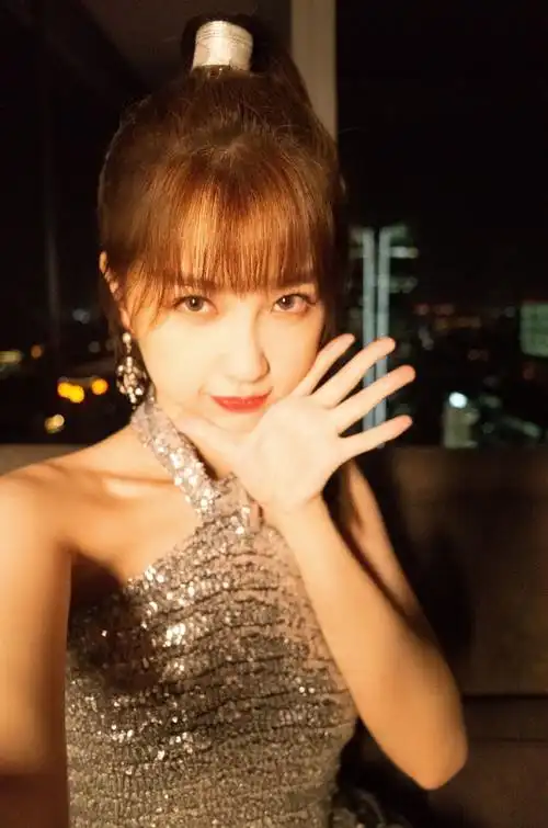 虞书欣银色露肩星光裙