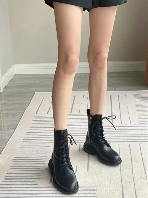 靴面是牛皮透气性挺好,鞋垫是羊皮加高弹乳胶,吸汗不臭脚,大底是橡胶