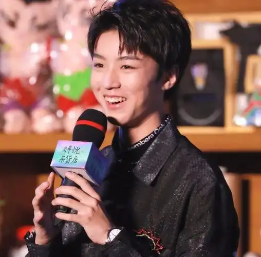 被"双j"接连邀请,24岁的王俊凯,终于证明自己的"江湖地位"|王源