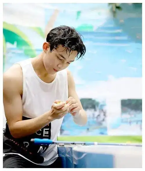 "三石弟弟"吴磊,常年坚持健身,纤瘦又不失健壮,越自律越自由