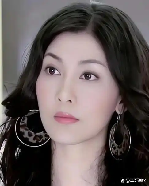 38岁李彩桦街头商演,5名保安围绕,曾有富二代花1亿元追求她