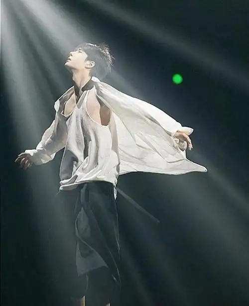 240206阳光少年王一博用舞蹈诠释梦想收获满满爱与祝福