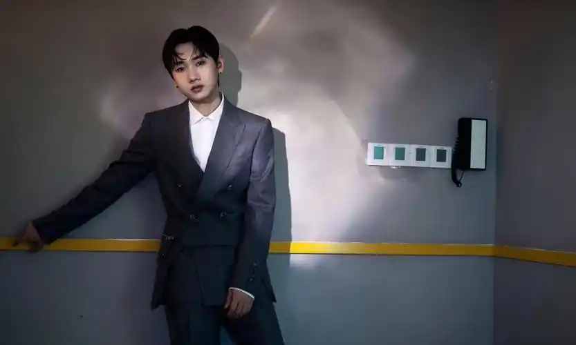 汪苏泷身着神色西服 酷劲十足!_高清图集_新浪网