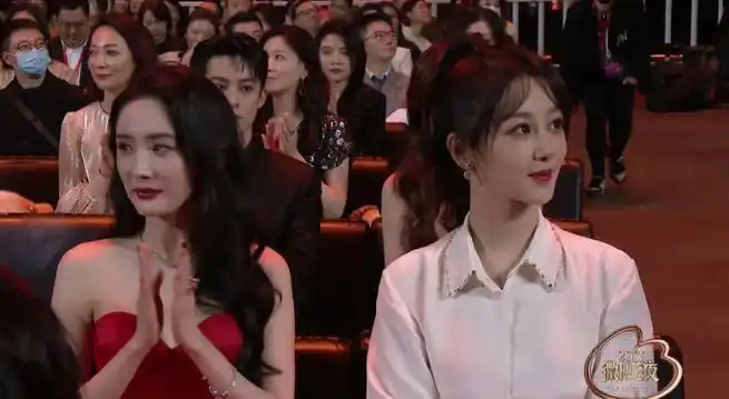 杨幂杨紫坐一起了##杨幂杨紫微博之夜同框